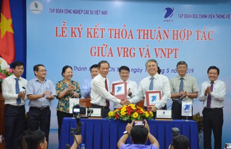 Chủ tịch HĐQT VRG Trần Ngọc Thuận trao đổi bản ký kết với ông Trần Mạnh Hùng – Chủ tịch HĐTV VNPT