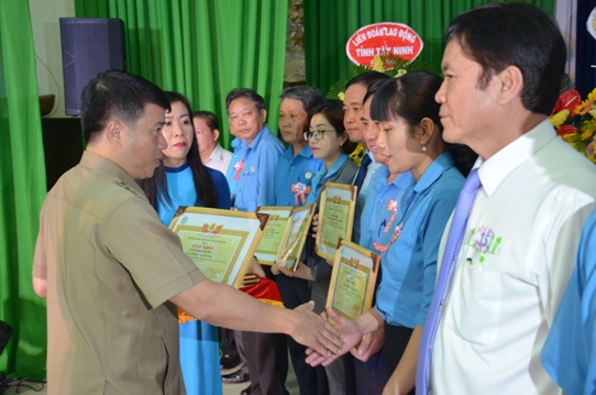 Đồng chí Y Thanh Hà Niê KĐăm - Bí thư Đảng ủy Khối DNTW trao thưởng tại buổi lễ