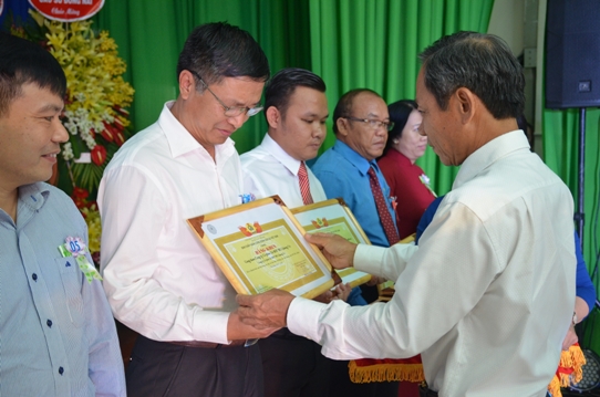 Đồng chí Trần Ngọc Thuận - Bí thư Đảng ủy, Chủ tịch HĐQT VRG trao thưởng tại buổi lễ.