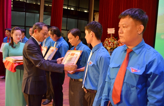 Đồng chí Trần Ngọc Thuận - Bí thư Đảng ủy, Chủ tịch HĐQT VRG trao tặng Bằng khen cho thanh niên tiêu biểu ngành cao su.