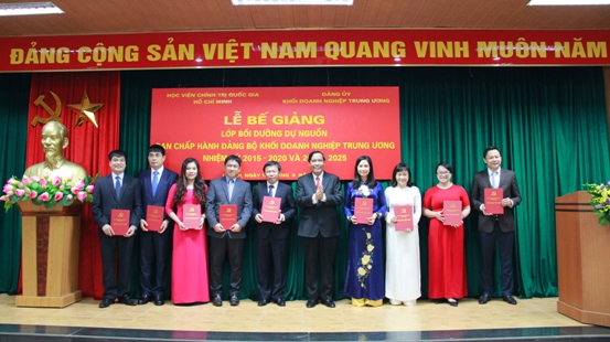 Đồng chí Nguyễn Thanh Bình - Phó Trưởng ban Thường trực Ban Tổ chức Trung ương trao chứng nhận tốt nghiệp cho các học viên.