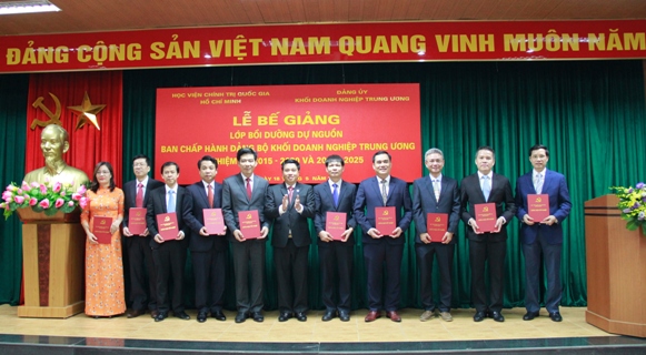 Đông chí Y Thanh Hà Niê Kđăm - Bí thư Đảng ủy Khối Doanh nghiệp Trung ương trao chứng nhận tốt nghiệp cho các học viên.