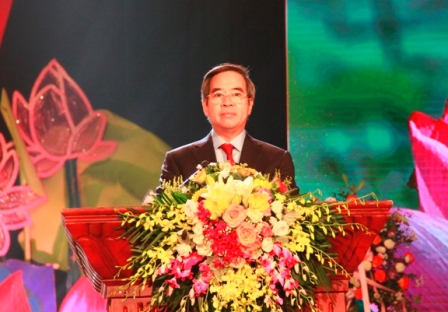 Đồng chí Nguyễn Văn Bình, Trưởng Ban Kinh tế Trung ương phát biểu ý kiến