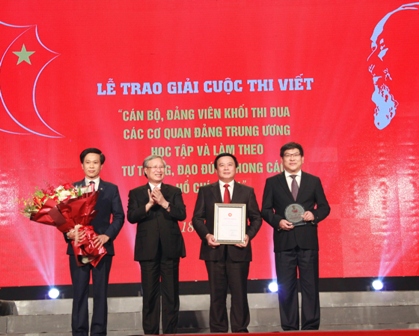 Đồng chí Trần Quốc Vượng trao Giải đặc biệt cho Học viện Chính trị quốc gia Hồ Chí Minh