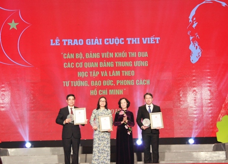 Đồng chí Trương Thị Mai trao Giải A cho các tập thể và cá nhân