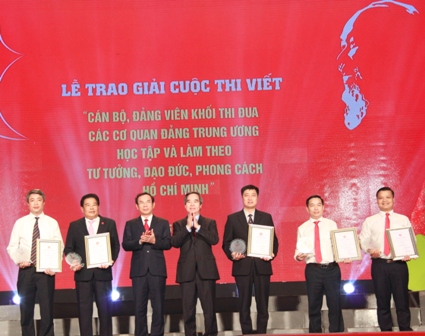 Đ/c Nguyễn Văn Bình và đ/c Nguyễn Văn Nên trao Giải B cho tập thể và cá nhân
