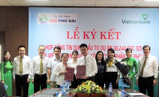 Đại diện Công ty CP sợi Phú Bài và Vietcombank Huế ký kết hợp đồng tín dụng.