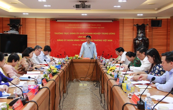 Đồng chí Y Thanh Hà Niê Kđăm - Bí thư Đảng ủy Khối Doanh nghiệp Trung ương biểu dương các kết quả mà Đảng ủy VietinBank đạt được trong thời gian qua.