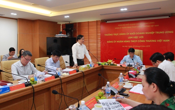 Đồng chí Lê Đức Thọ - Ủy viên BCH Đảng bộ Khối, Bí thư Đảng ủy, Chủ tịch HĐQT VietinBank báo cáo kết quả công tác xây dựng Đảng và thực hiện nhiệm vụ chính trị của VietinBank.