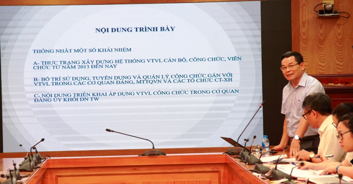 Đồng chí Trần Thanh Bình, nguyên Phó vụ Trưởng, Ban Tổ chức Trung ương trao đổi một số nội dung về hệ thống vị trí việc làm và thí điểm quản lý công chức cơ quan đảng gắn với vị trí việc làm