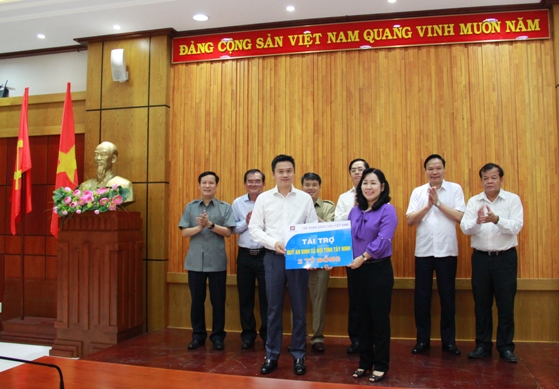 Đại diện Tập đoàn Xăng dầu Việt Nam hỗ trợ 2 tỷ đồng cho Quỹ an sinh xã hội của tỉnh Tây Ninh