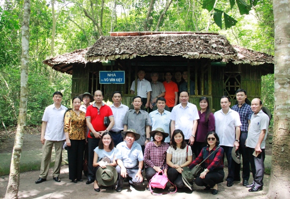Đoàn công tác của Đảng ủy Khối DNTW thăm di tích lịch sử Trung ương Cục miền Nam.