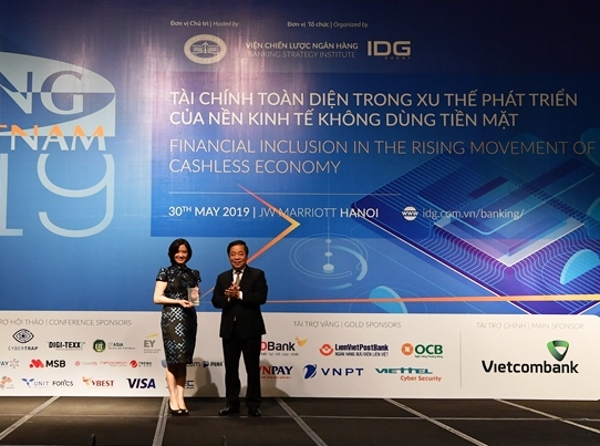 Phó Thống đốc NHNN Nguyễn Kim Anh trao biểu trưng lưu niệm cho bà Phùng Nguyễn Hải Yến – Phó Tổng Giám đốc Vietcombank vì những đóng góp của Vietcombank cho sự kiện Banking Vietnam 2019