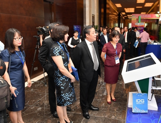 Phó Thống đốc NHNN Nguyễn Kim Anh tham quan gian trưng bày của Vietcombank