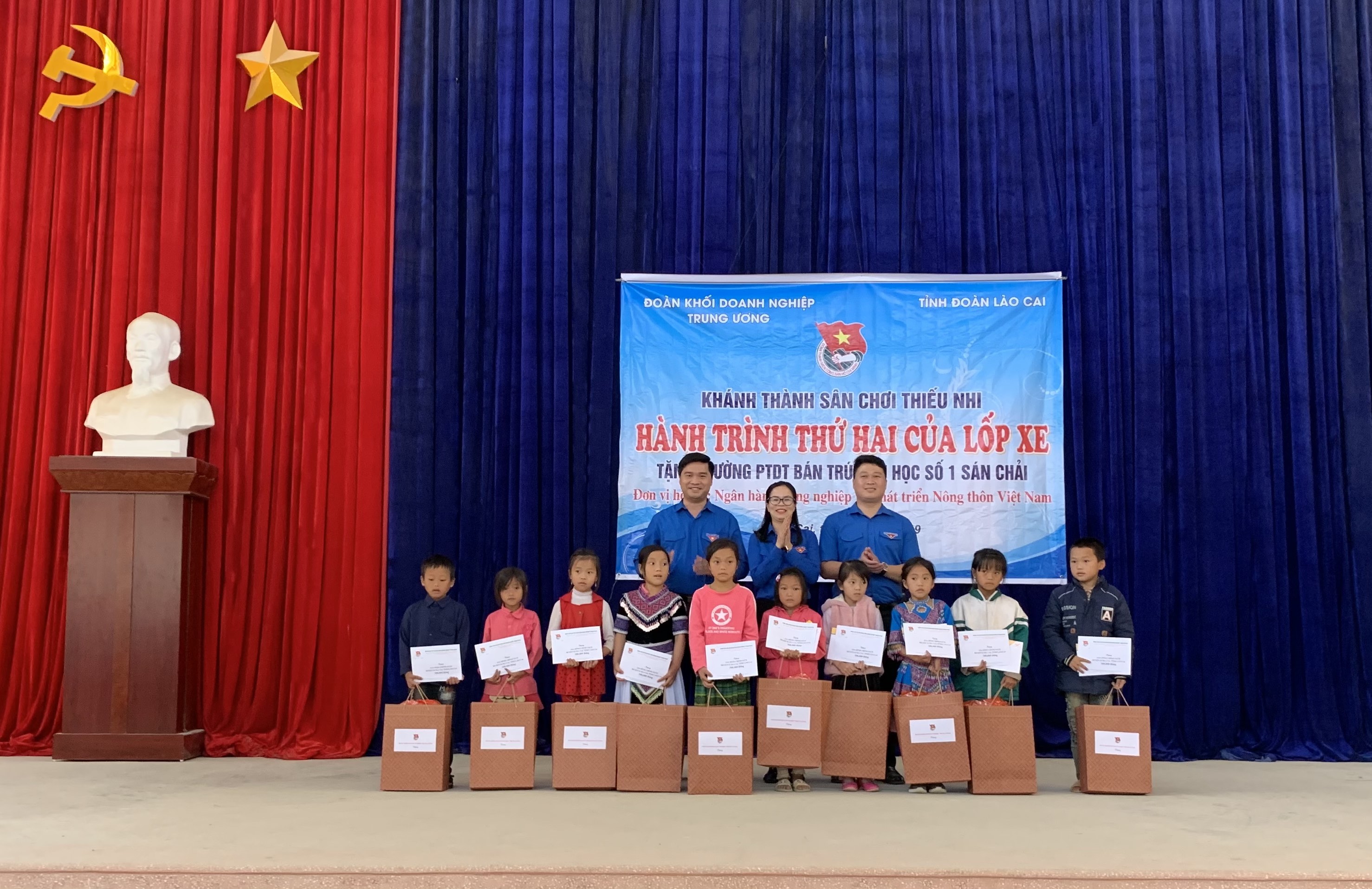 Thường trực Đoàn Khối và Tỉnh đoàn Lào Cai tặng quà cho học sinh nghèo xã Sán Chải, huyện Si Ma Cai, tỉnh Lào Cai