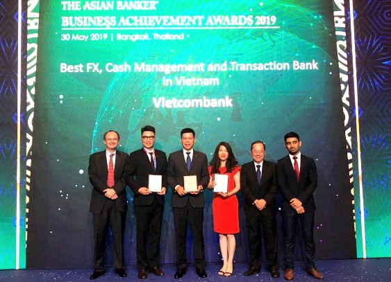 Đại diện Vietcombank nhận giải thưởng do The Asian Banker trao tặng.