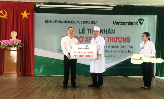 Giám đốc chi nhánh Vietcombank Đồng Tháp trao bảng tượng trưng và chìa khóa xe cho Giám đốc Bệnh viện đa khoa khu vực Hồng Ngự.