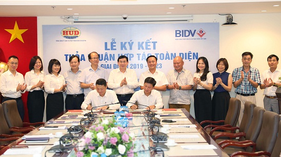 Ông Lê Ngọc Lâm - Phó Tổng Giám đốc, phụ trách Ban điều hành BIDV và ông Đỗ Hoài Đông - Tổng Giám đốc HUD ký kết Thỏa thuận hợp tác giữa hai đơn vị.