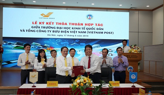 Ông Phạm Anh Tuấn, Thành viên HĐTV Tổng công ty Bưu điện Việt Nam và ông Phạm Hồng Chương, Hiệu trưởng trường Đại học Kinh tế Quốc dân tại lễ ký kết thỏa thuận hợp tác giữa hai bên.
