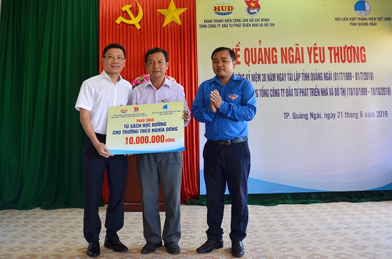 Trao hỗ trợ tủ sách học đường cho xã Nghĩa Dõng, tỉnh Quảng Ngãi.