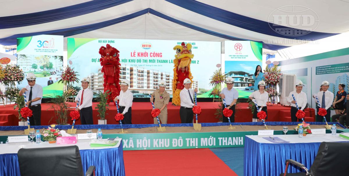 Các đại biểu thực hiện nghi lễ khởi công dự án NƠXH tại KĐTM Thanh Lâm – Đại Thịnh 2.