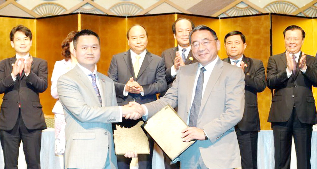 Chủ tịch Petrolimex Phạm Văn Thanh và Giám đốc điều hành JCCP Tsuyoshi Nakai trao MOU hợp tác đào tạo và kỹ thuật.