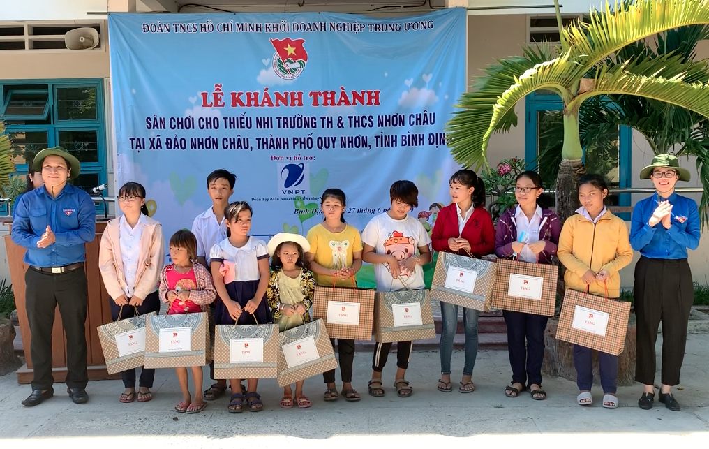 Thường trực Đoàn Khối tặng quà các em học sinh nghèo học giỏi tại Xã đảo Nhơn Châu, TP. Quy Nhơn, tỉnh Bình Định