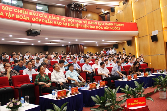 Các đại biểu tham dự Hội nghị tại điểm cầu Tập đoàn Bưu chính Viễn thông, 57 Huỳnh Thúc Kháng.