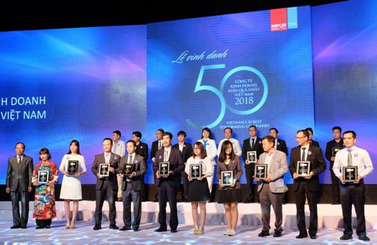 đại diện Vietcombank khu vực phía Nam (thứ 3 từ trái sang) nhận biểu trưng “Top 50 công ty kinh doanh hiệu quả nhất Việt Nam”