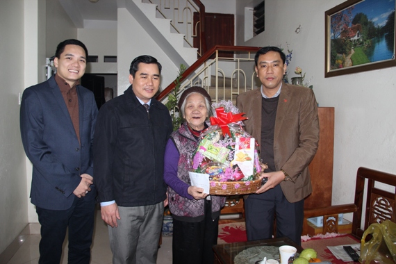 Đại diện Công đoàn cơ quan Đảng ủy Khối DNTW thăm và tặng quà Tết cho gia đình mẹ liệt sĩ Phạm Thị Minh năm 2015