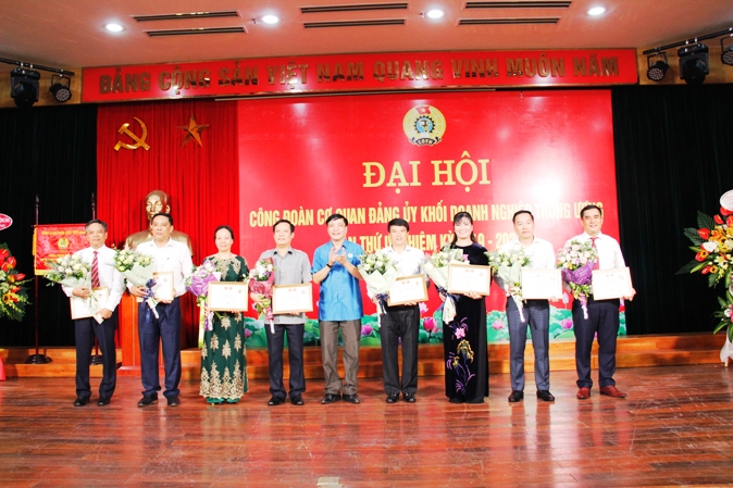 Đồng chí Bùi Văn Cường, Ủy viên Trung ương Đảng, Phó Chủ tịch Liên hiệp Công đoàn thế giới, Chủ tịch Công đoàn Việt Nam trao tặng kỷ niệm chương “Vì sự nghiệp xây dựng tổ chức công đoàn” cho 10 cá nhân có công lao đóng góp xây dựng tổ chức công đoàn.