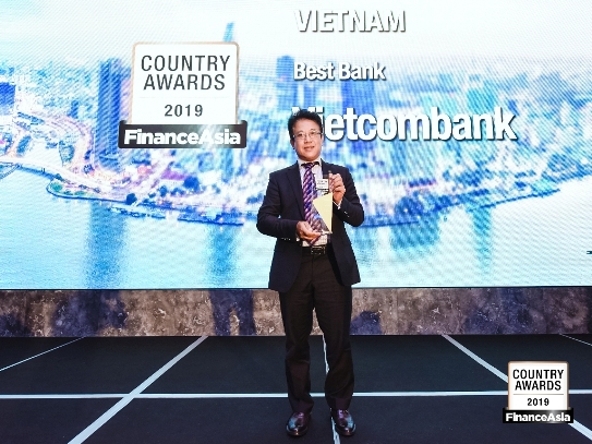 Đại diện Vietcombank nhận giải thưởng.