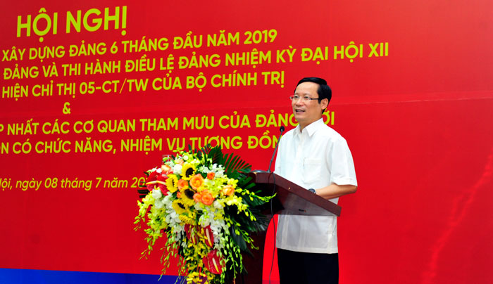 Đồng chí Phạm Tấn Công - Phó Bí thư Thường trực Đảng ủy Khối Doanh nghiệp Trung ương phát biểu tại Hội nghị