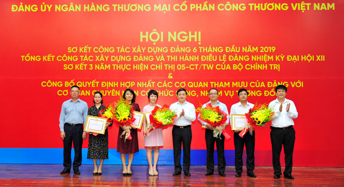 Đại diện lãnh đạo Đảng ủy VietinBank trao tặng Giấy khen cho các tập thể có thành tích tiêu biểu trong học tập và làm theo tư tưởng, đạo đức, phong cách Hồ Chí Minh năm 2019