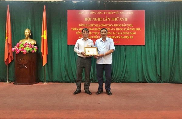 Đồng chí Hoàng Giang - Ủy viên BTV, Trưởng Ban Tổ chức Đảng ủy Khối DNTW trao tặng Kỷ niệm chương cho đảng viên có nhiều đóng góp cho sự nghiệp xây dựng Đảng trong doanh nghiệp Việt Nam.