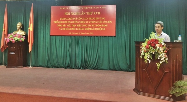 Đồng chí Nghiêm Xuân Đa - Ủy viên BCH Đảng bộ Khối, Bí thư Đảng ủy, Chủ tịch HĐQT Tổng công ty Thép phát biểu tại Hội nghị.