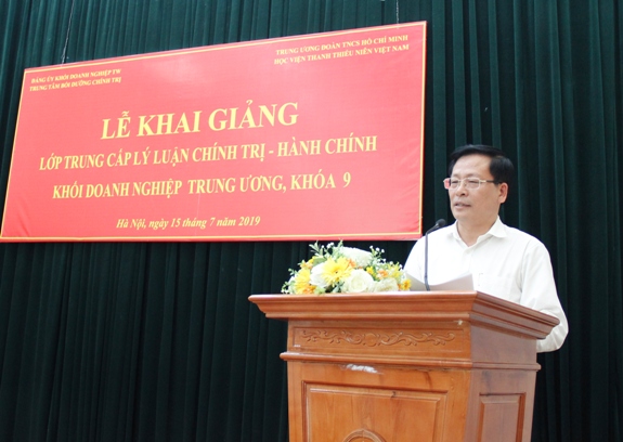 Đồng chí Chu Đình Động - Giám đốc Trung tâm Bồi dưỡng Chính trị Đảng ủy Khối DNTW phát biểu tại Lễ khai giảng.