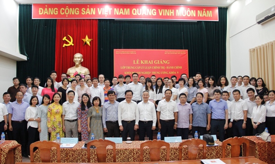 Đại diện lãnh đạo Trung tâm Bồi dưỡng chính trị Đảng ủy Khối DNTW, Học viện Thanh thiếu niên Việt Nam, lãnh đạo các đảng ủy trực thuộc và học viên