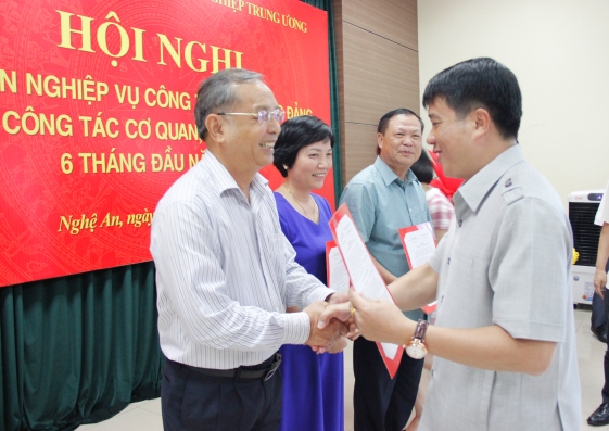 Đồng chí Y Thanh Hà Niê Kđăm - Bí thư Đảng ủy Khối DNTW trao Quyết định nghỉ hưu để hưởng chế độ bảo hiểm xã hội cho các đồng chí