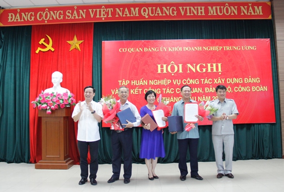 Các đồng chí Thường trực Cơ quan Đảng ủy Khối tặng hoa cho các đồng chí nghỉ chế độ