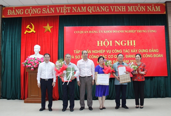 Đại diện lãnh đạo các ban của Đảng ủy Khối tặng hoa cho các đồng chí nghỉ chế độ