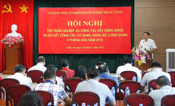 Đồng chí Hoàng Giang - Ủy viên BTV, Trưởng Ban Tổ chức Đảng ủy Khối DNTW trình bày nội dung chuyên đề tại Hội nghị tập huấn nghiệp vụ công tác xây dựng Đảng