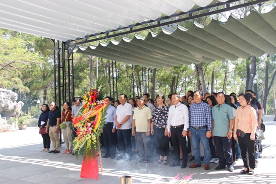 Đoàn cơ quan Đảng ủy Khối Doanh nghiệp Trung ương cử hành lễ tưởng niệm các anh hùng liệt sỹ tại Nghĩa trang Đường 9