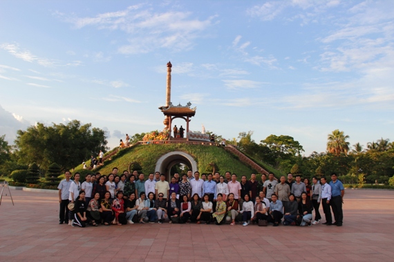Đoàn chụp ảnh lưu niệm tại Thành cổ Quảng Trị