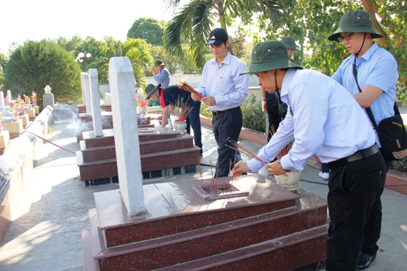 các thành viên trong Đoàn thành kính dâng hương tại mộ các liệt sỹ