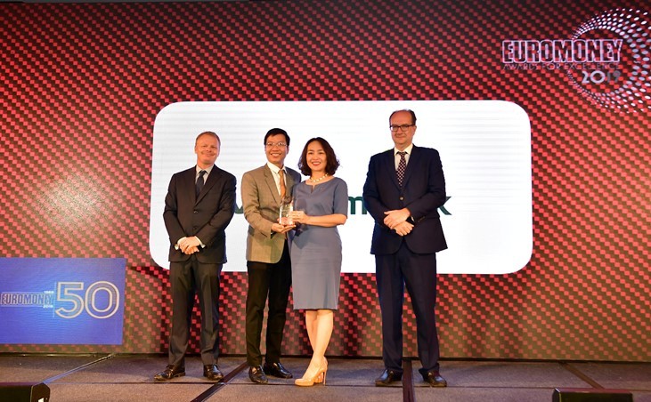Đại diện Vietcombank nhận giải thưởng “Ngân hàng tốt nhất Việt Nam” năm 2019 do tạp chí Euromoney trao tặng.