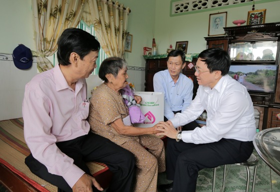 Đoàn công tác NHCSXH đã đến thăm hỏi, tặng quà Mẹ Việt Nam Anh hùng Nguyễn Thị Tám.