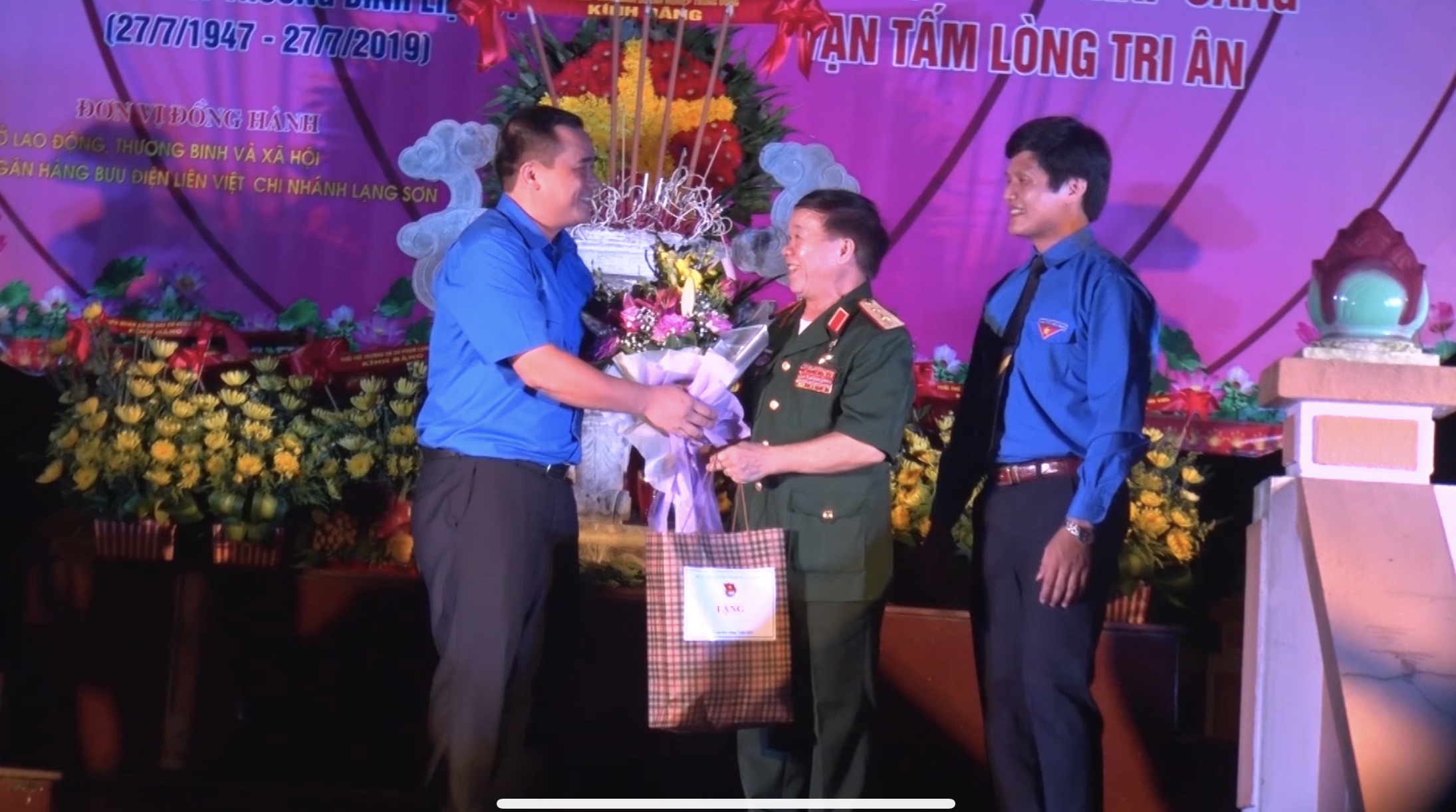 Thường trực Đoàn Khối và Thường trực Tỉnh đoàn tặng quà tri ân Trung tướng Dương Công Sửu, Anh hùng lực lượng vũ trang nhân dân