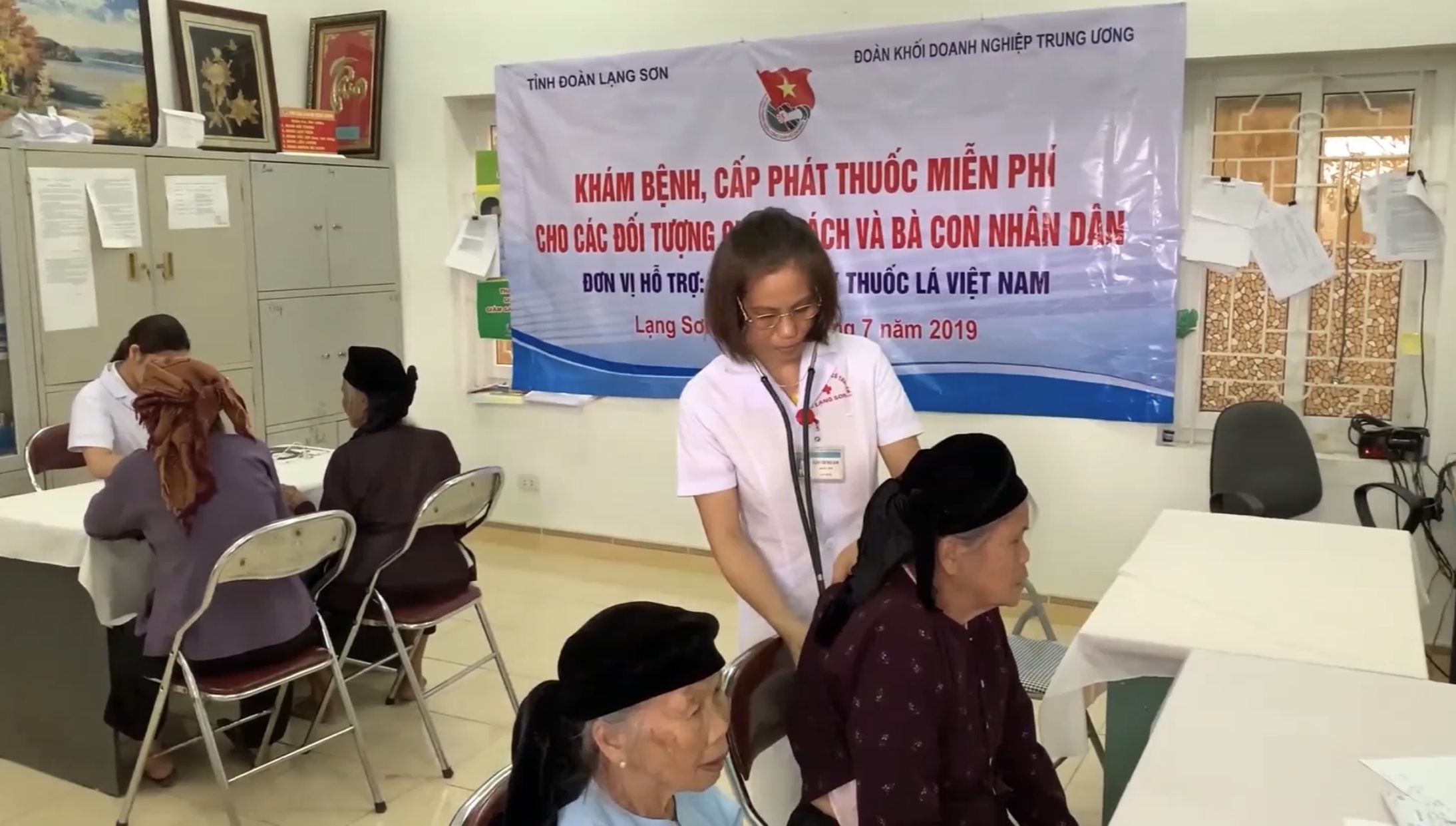 Khám bệnh, phát thuốc miễn phí cho 300 bà con nhân dân tại huyện Văn Lãng và xã Hoàng Đồng, thành phố Lạng Sơn