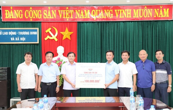 Đồng chí Nguyễn Việt Hùng trao tặng biểu trưng quà tặng 45 mẹ VNAH cho đồng chí Phan Văn Linh.